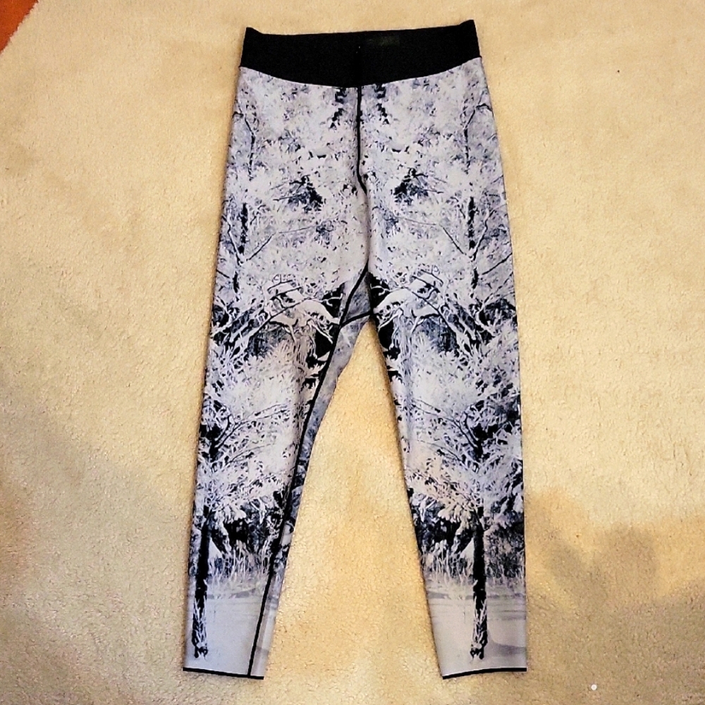 Ultracor Black and Gray Leggings with Artistic Print